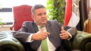 وزير قطاع الأعمال بدء خطة تطوير الغزل والنسيج في 15 أبريل