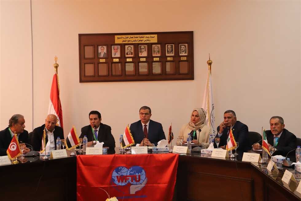 اجتماع تمهيدي لإعلان تأسيس الاتحاد الدولي لعمال الغزل والنسيج