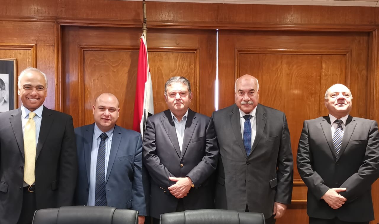 قطاع الأعمال توقع عقدًا لإعادة هيكلة ودمج شركات القابضة للغزل والنسيج