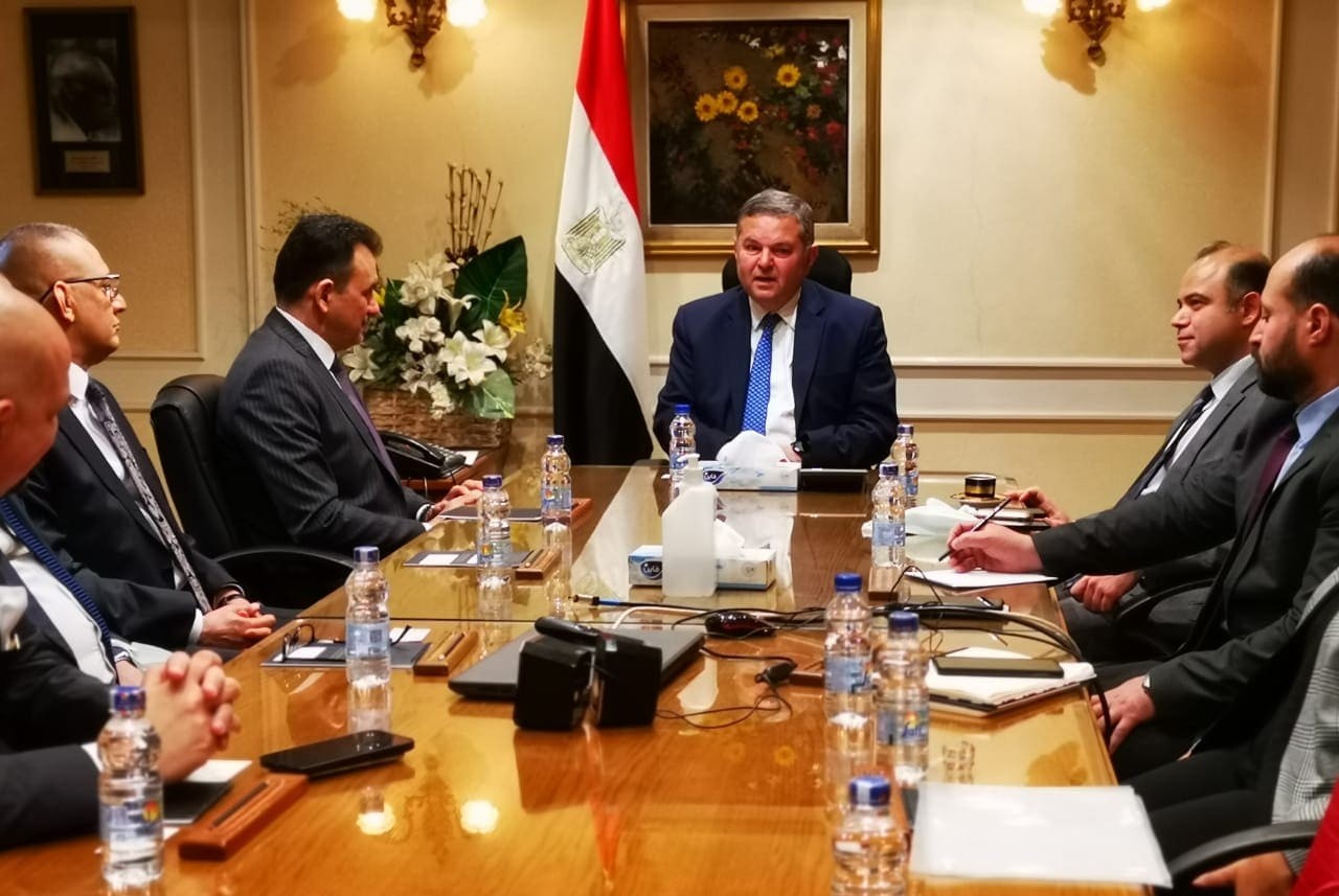 وزير قطاع الأعمال يؤكد استعداد الشركات التابعة للمشاركة بتطوير البنية الأساسية وإعادة الإعمار بالعراق